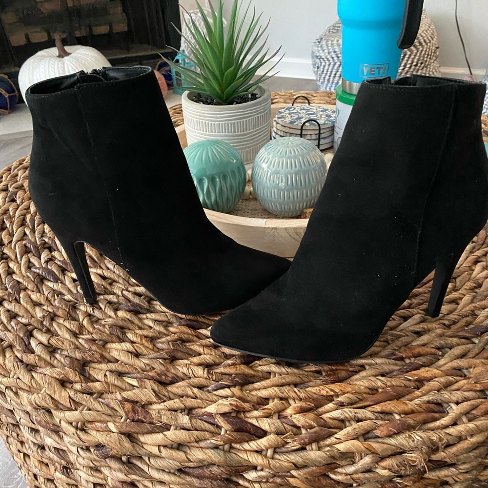 EUC Madden Girl Sally Heeled Black Booties. Zip up. Size 8.5